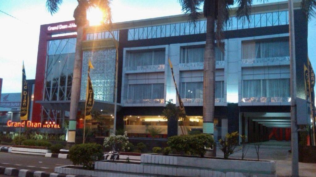 Grand Dian Hotel Slawi テガル エクステリア 写真